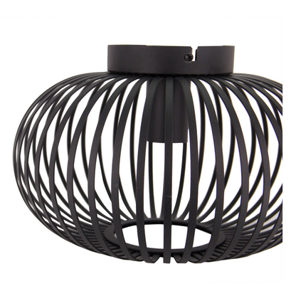 De Curvato plafondlamp in zwart heeft een eigentijds industrieel ontwerp. Perfect voor een stoere ambiance in jouw interieur.