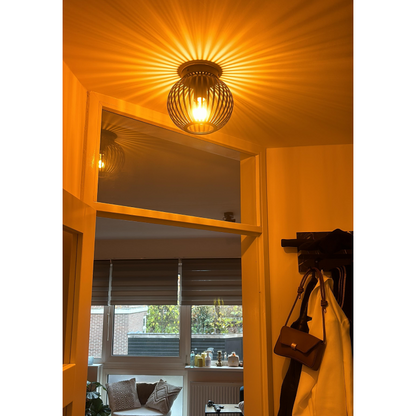 De Curvato plafondlamp in zwart voegt een industriële touch toe aan je interieur. Perfect voor sfeervolle verlichting.