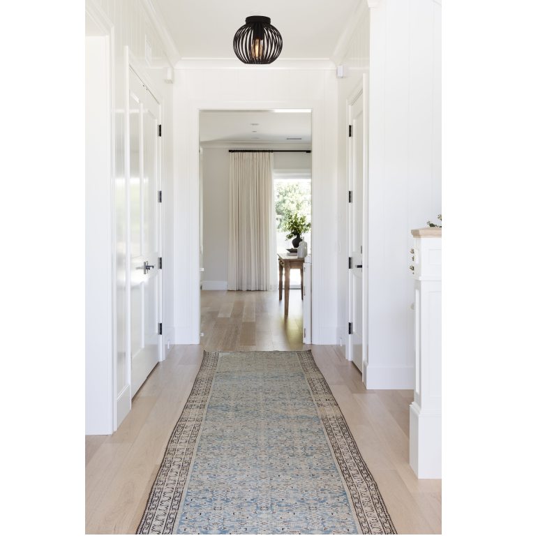 De Curvato plafondlamp in zwart heeft een robuuste uitstraling. Perfect voor een industriële touch in jouw interieur.