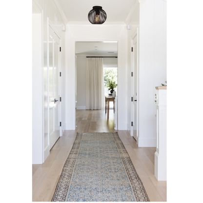 De Curvato plafondlamp in zwart heeft een robuuste uitstraling. Perfect voor een industriële touch in jouw interieur.