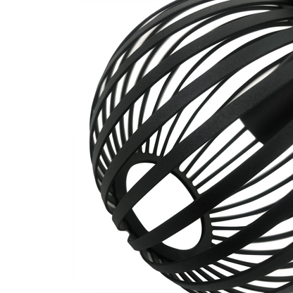 De detailfoto toont de zwarte Curvato plafondlamp met industrieel ontwerp.