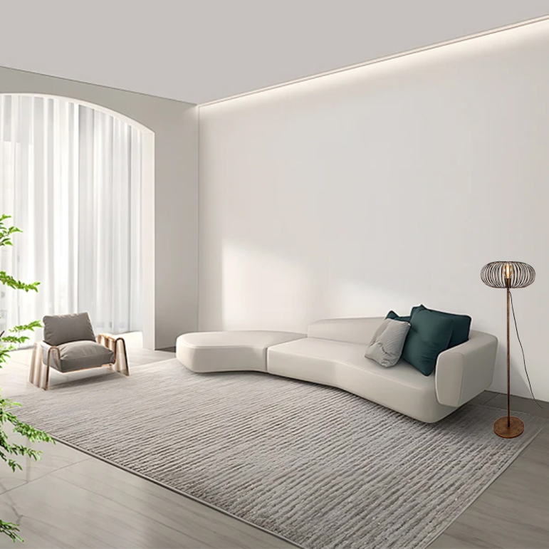 Bijzondere detailfoto van de bronzen Curvato vloerlamp. Een moderne aanvulling die warmte en stijl aan uw interieur geeft.