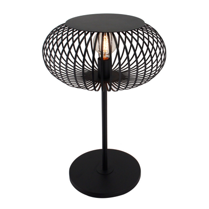 Deze zwarte vloerlamp uit de Curvato-serie voegt een industrieel accent toe aan elke kamer.