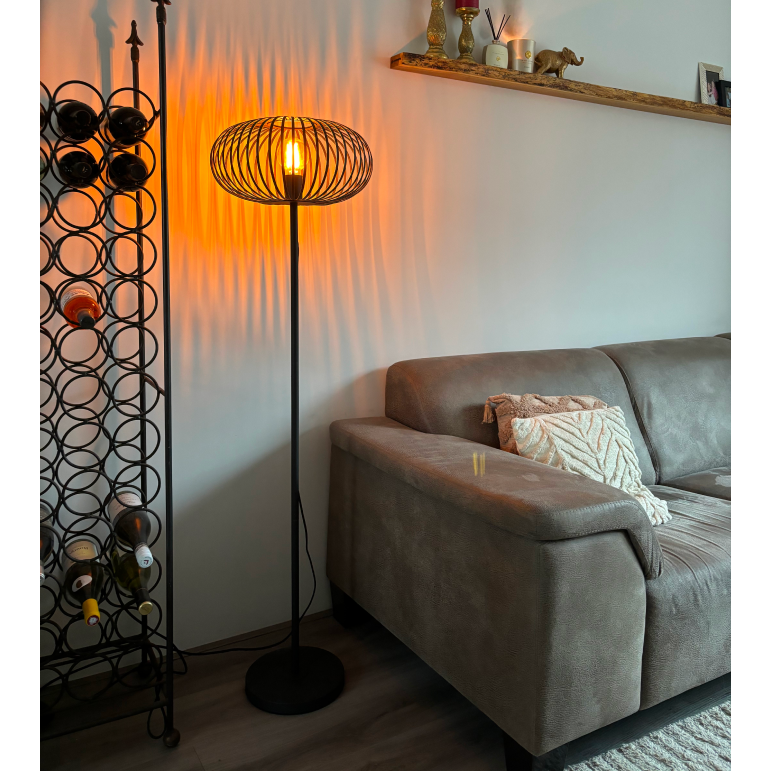 De zwarte Curvato vloerlamp heeft een industrieel ontwerp. Perfect voor een moderne inrichting met karakter.