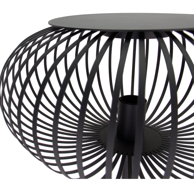 De Curvato vloerlamp in zwart heeft een robuuste, industriële uitstraling. Perfect voor een stoere sfeer in jouw interieur.