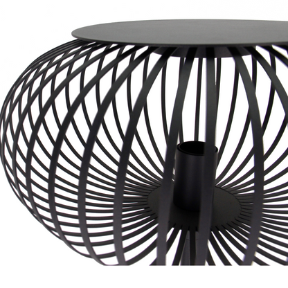 De Curvato vloerlamp in zwart heeft een robuuste, industriële uitstraling. Perfect voor een stoere sfeer in jouw interieur.