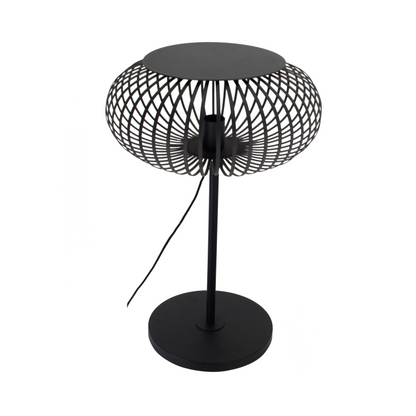 De Curvato vloerlamp in zwart heeft een robuust industrieel design. Perfect voor een stoere touch in jouw interieur.