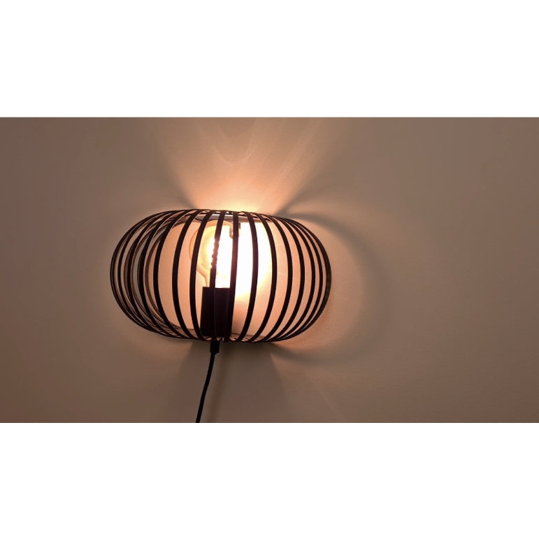 Verlichting met karakter in een industrieel jasje. De zwarte Curvato wandlamp voegt stijl toe aan elke ruimte.