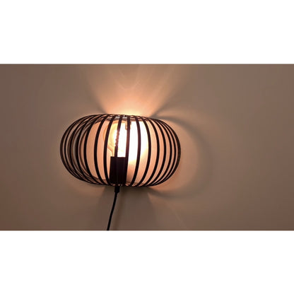 Verlichting met karakter in een industrieel jasje. De zwarte Curvato wandlamp voegt stijl toe aan elke ruimte.