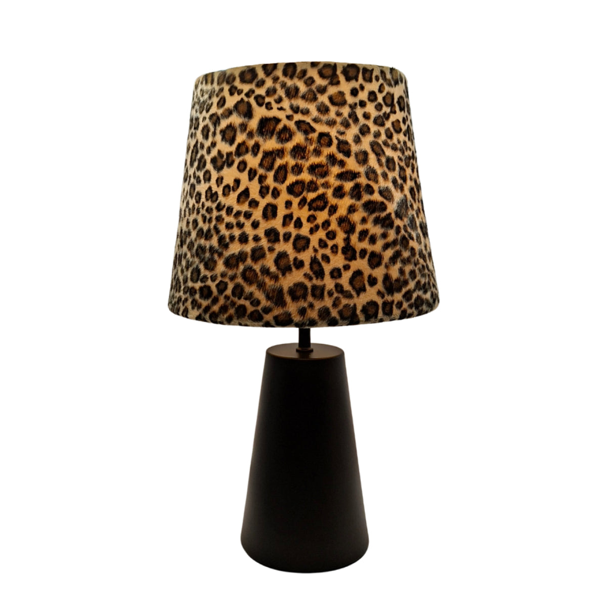 Deze zwarte lampenvoet van 22 cm geeft een tijdloze uitstraling aan je interieur. Perfect voor het creëren van sfeer.
