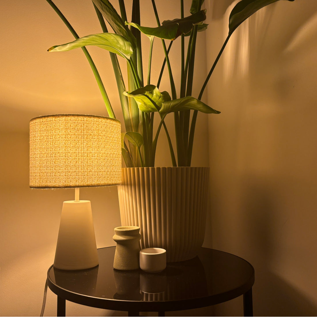 Detail van de taupe Faro tafellamp met een elegante afwerking. Perfect voor een warme sfeer in je woonkamer of studeerkamer.