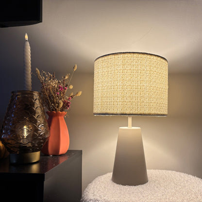 De taupe Faro tafellamp voegt een warme, natuurlijke uitstraling toe aan je interieur. Perfect voor sfeervolle avonden.