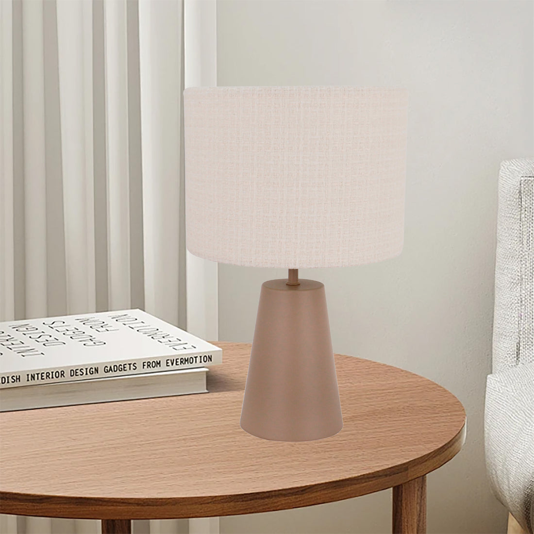 Detailfoto van de taupe Faro tafellamp. Perfecte aanvulling voor een warm, sfeervol interieur met zijn elegante uitstraling.