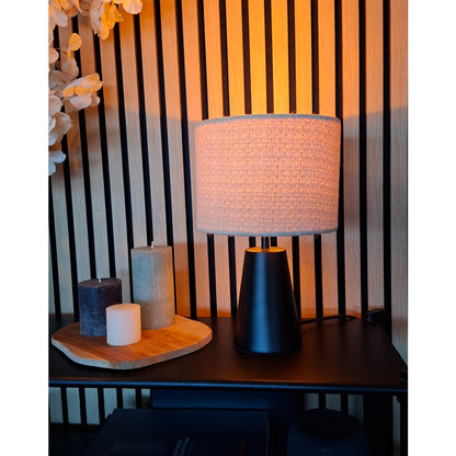 De Faro tafellamp in zand en zwart voegt een warme touch toe aan je interieur. Perfect voor een sfeervolle leeshoek.