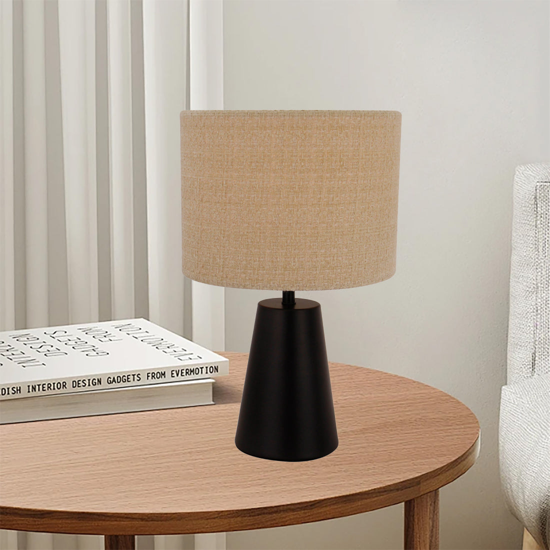Detail van de Faro tafellamp in zand en zwart, perfect voor een warme sfeer op je bureau of nachtkastje. Een must-have!