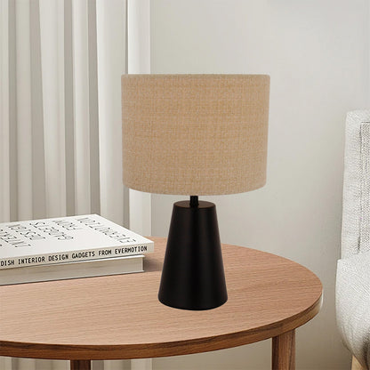 Detail van de Faro tafellamp in zand en zwart, perfect voor een warme sfeer op je bureau of nachtkastje. Een must-have!