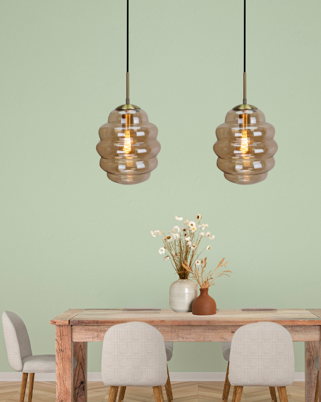 De Favo hanglamp in zwart voegt een moderne touch toe aan je interieur. Perfect voor boven de eettafel of in de woonkamer.