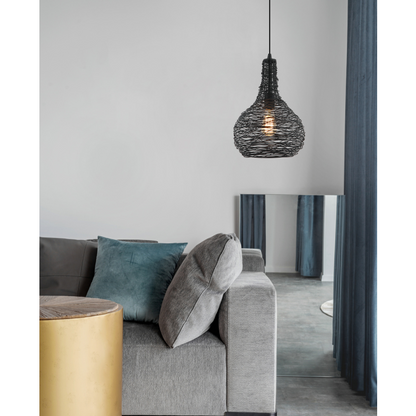 De zwarte Filo Sottile hanglamp creëert een eigentijdse sfeer boven de eettafel. Perfect voor moderne interieurs.