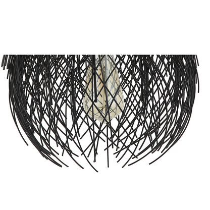 Close-up van de zwarte Filo Sottile hanglamp. Deze moderne lamp voegt een unieke uitstraling toe aan je interieur.