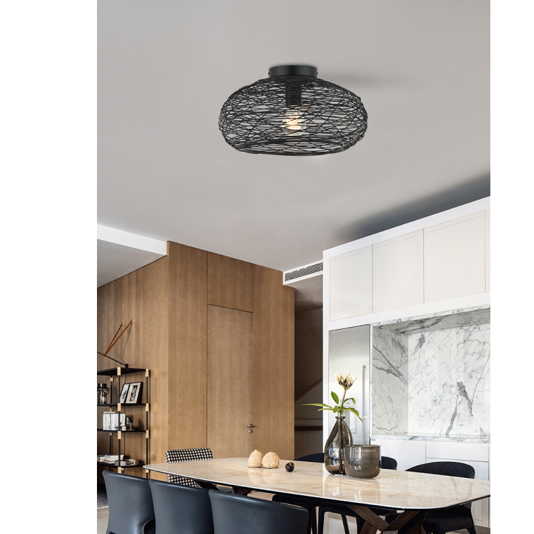 Met een modern zwart design past deze plafondlamp perfect in elke eigentijdse ruimte. Creëert een gezellige sfeer.