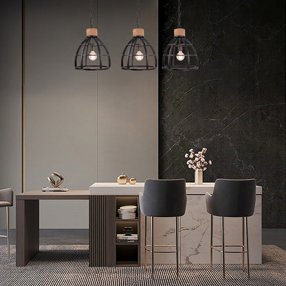 Indrukwekkende zwarte hanglamp uit de Aperto serie. Een industrieel statement dat elke kamer sfeervol verlicht.