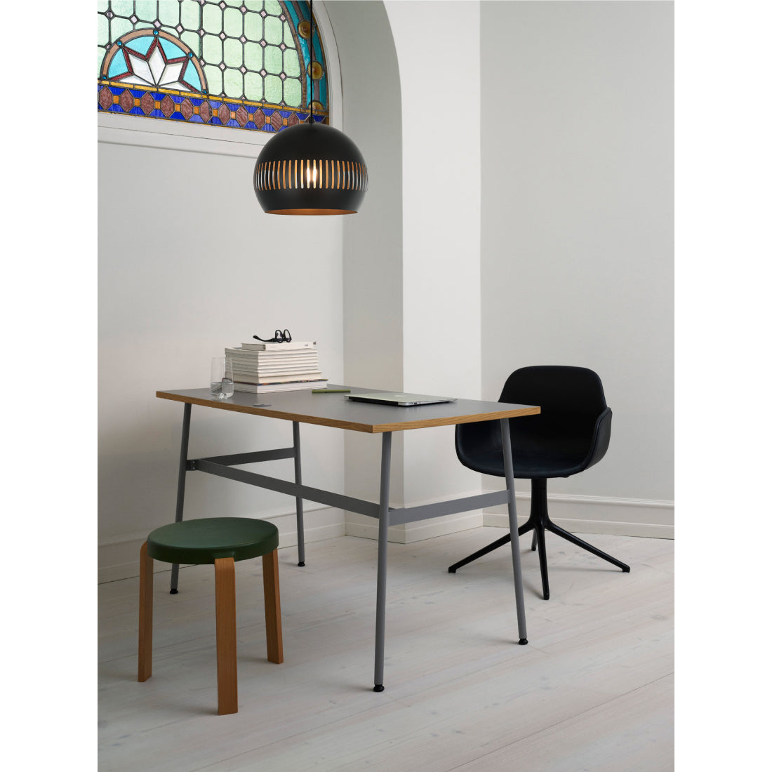De Globo hanglamp in zwart voegt een moderne touch toe aan je interieur. Perfect voor een sfeervolle eetkamer of woonkamer.