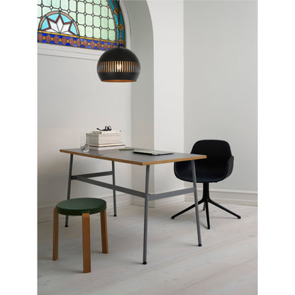 De Globo hanglamp in zwart voegt een moderne touch toe aan je interieur. Perfect voor een sfeervolle eetkamer of woonkamer.