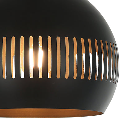 De zwarte Globo hanglamp heeft een modern ontwerp en past perfect boven de eettafel.