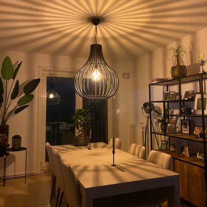 Een moderne zwarte Goccia hanglamp die een warme, uitnodigende sfeer creëert. Perfect voor boven de eettafel of woonkamer.