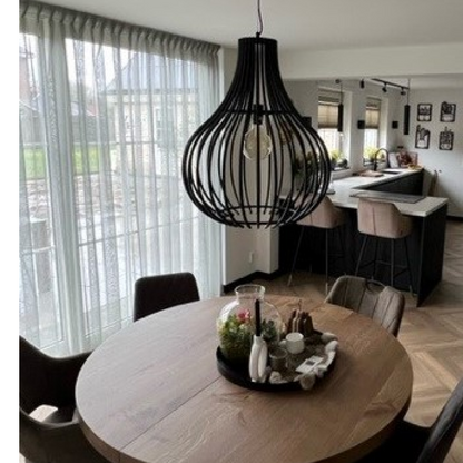 Een prachtige detailfoto van de Goccia hanglamp in zwart. Deze moderne lamp voegt een luxe uitstraling toe aan elke ruimte.