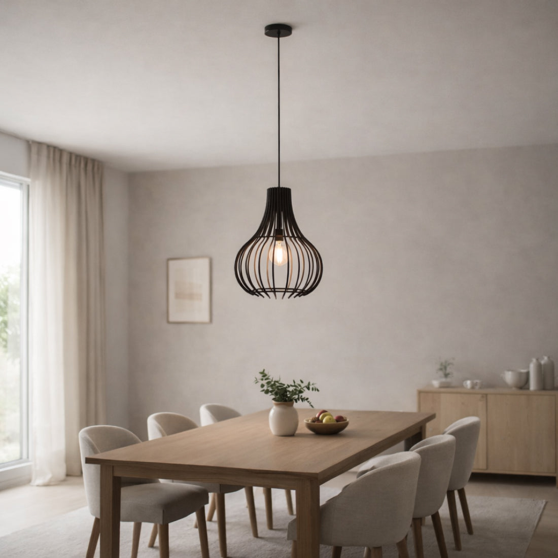 De zwarte Goccia hanglamp heeft een moderne uitstraling met een strakke afwerking. Perfect voor een eigentijdse sfeer.