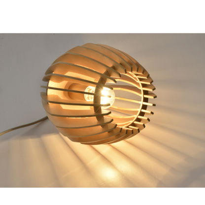 Detailfoto van de bruine tafellamp uit de Hout-serie. Deze lamp voegt een warme, natuurlijke sfeer toe aan je interieur.