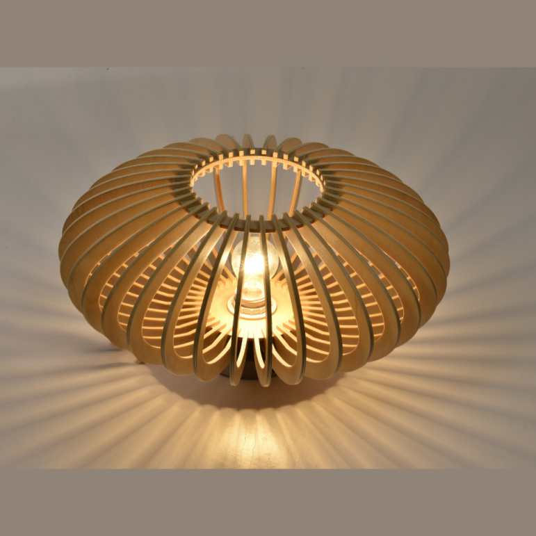 De bruin houten tafellamp Curvato straalt landelijke charme uit. Perfect voor een warme sfeer in uw interieur.