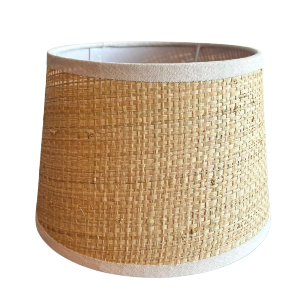 De moderne lampenkap van jute in crème brengt een organische, warme uitstraling in je interieur.