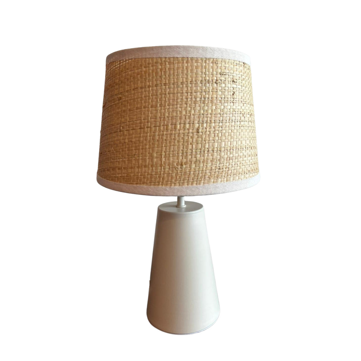 Een sfeervolle lampenkap in creme, perfect voor een moderne inrichting.