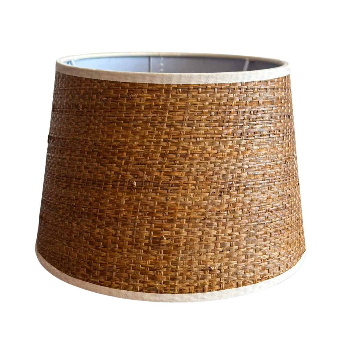 Deze lichtbruine lampenkap uit de Jute-serie voegt een moderne touch toe aan je interieur.