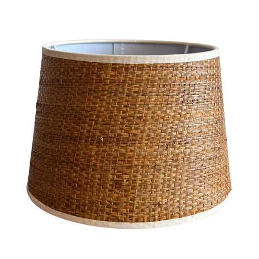 Deze lichtbruine lampenkap uit de Jute-serie voegt een moderne touch toe aan je interieur.