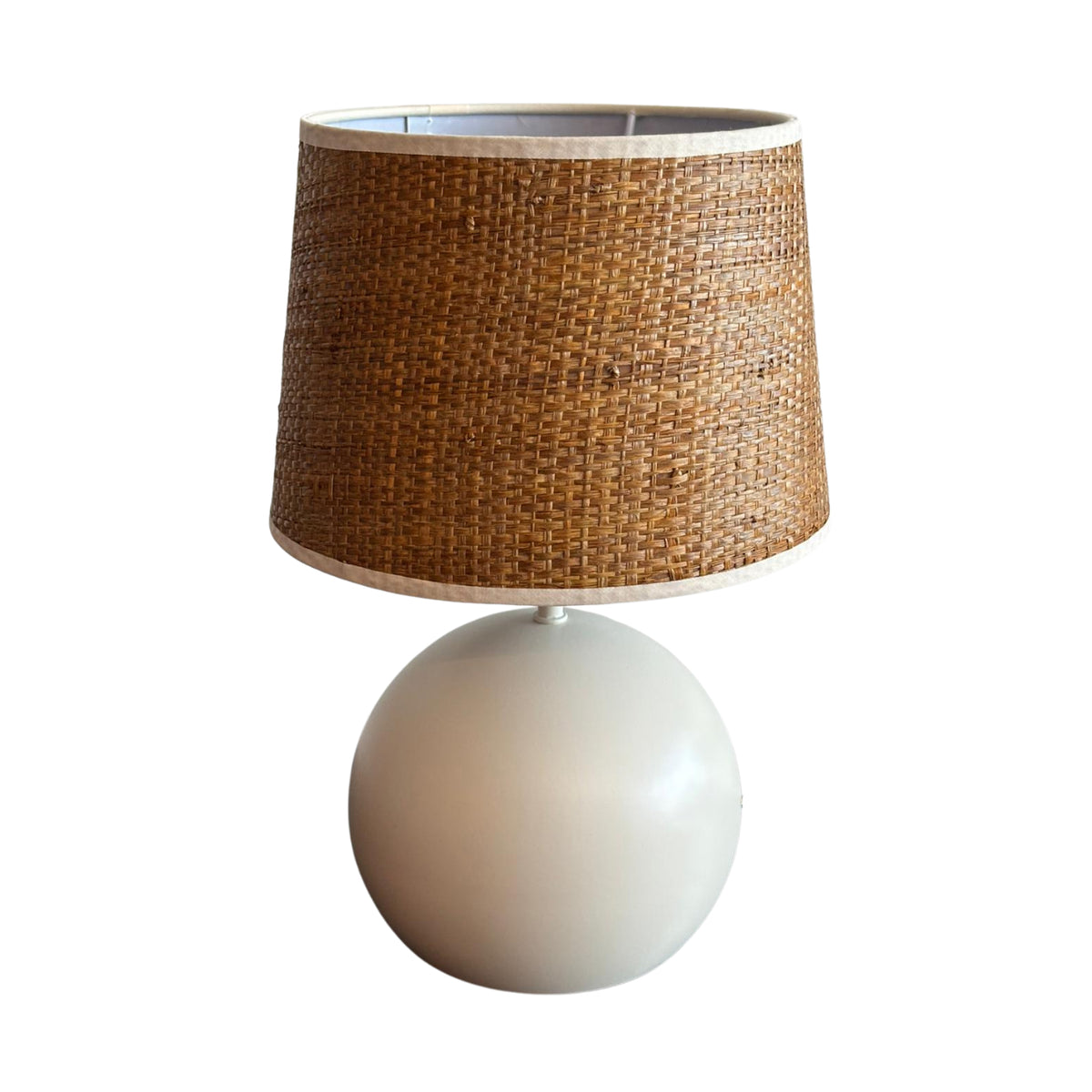 Deze lichtbruine lampenkap van jute voegt een moderne touch toe aan je interieur. Perfect voor sfeervolle verlichting!