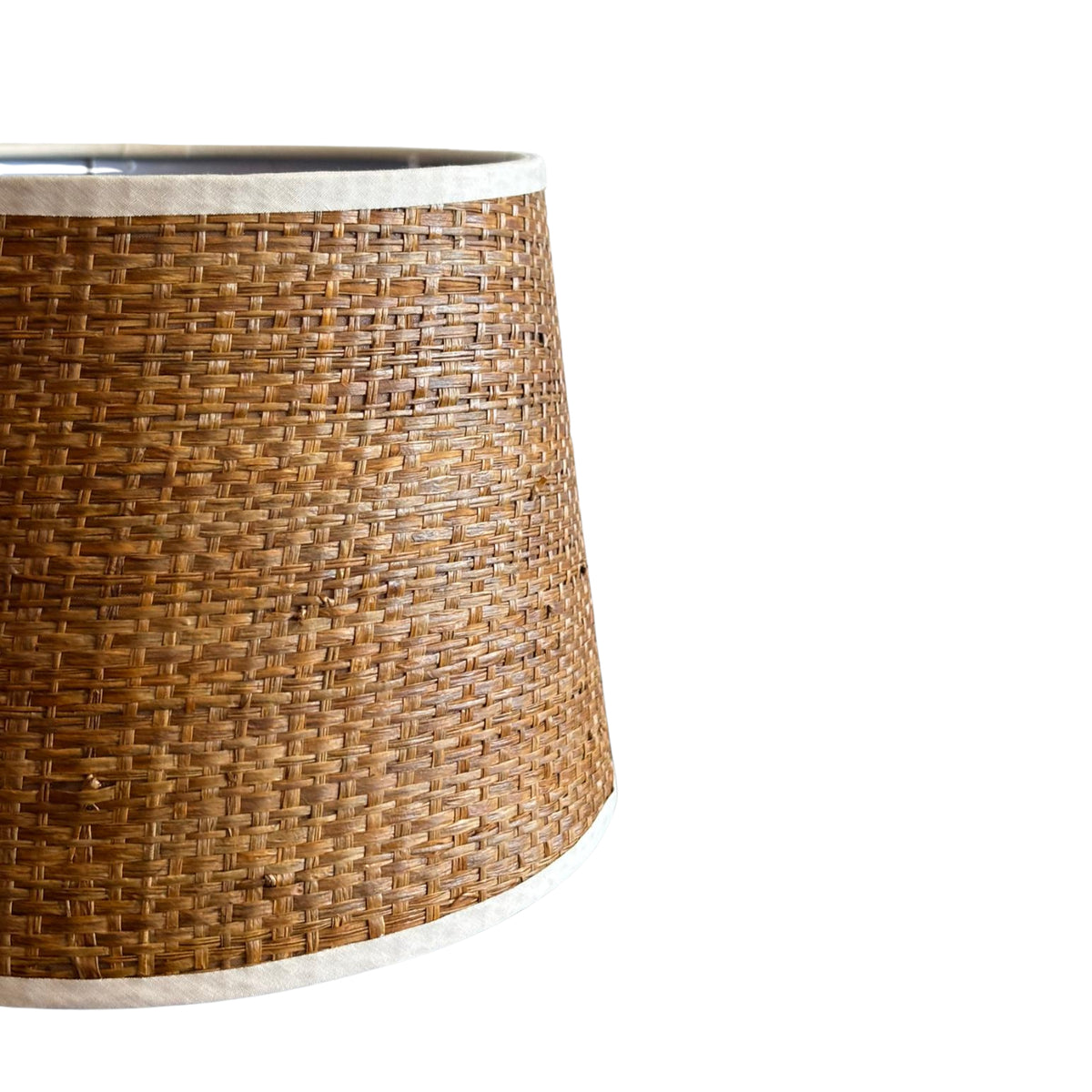 Gedetailleerde weergave van de lichtbruine jute lampenkap. Perfect voor een moderne touch in jouw interieur.