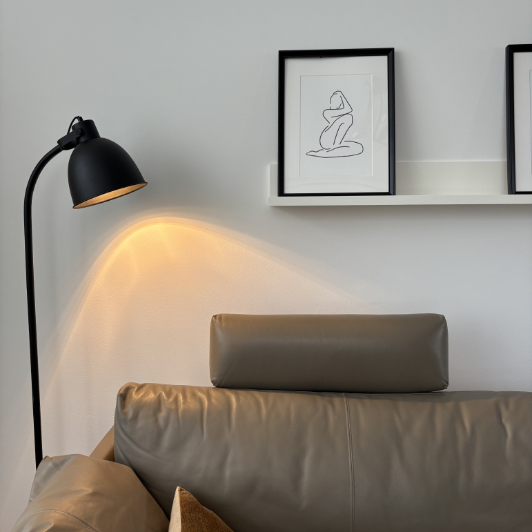 De zwarte Koen vloerlamp straalt moderne elegantie uit in elk interieur. Perfect voor sfeervolle avonden thuis.