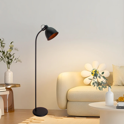 Detail van de zwarte vloerlamp Koen met een elegant ontwerp. Ideaal voor een sfeervolle toevoeging in moderne interieurs.