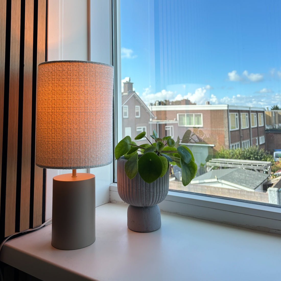 De zandkleurige Lagos tafellamp biedt een moderne uitstraling. Perfect voor een sfeervolle inrichting in elke woonkamer.