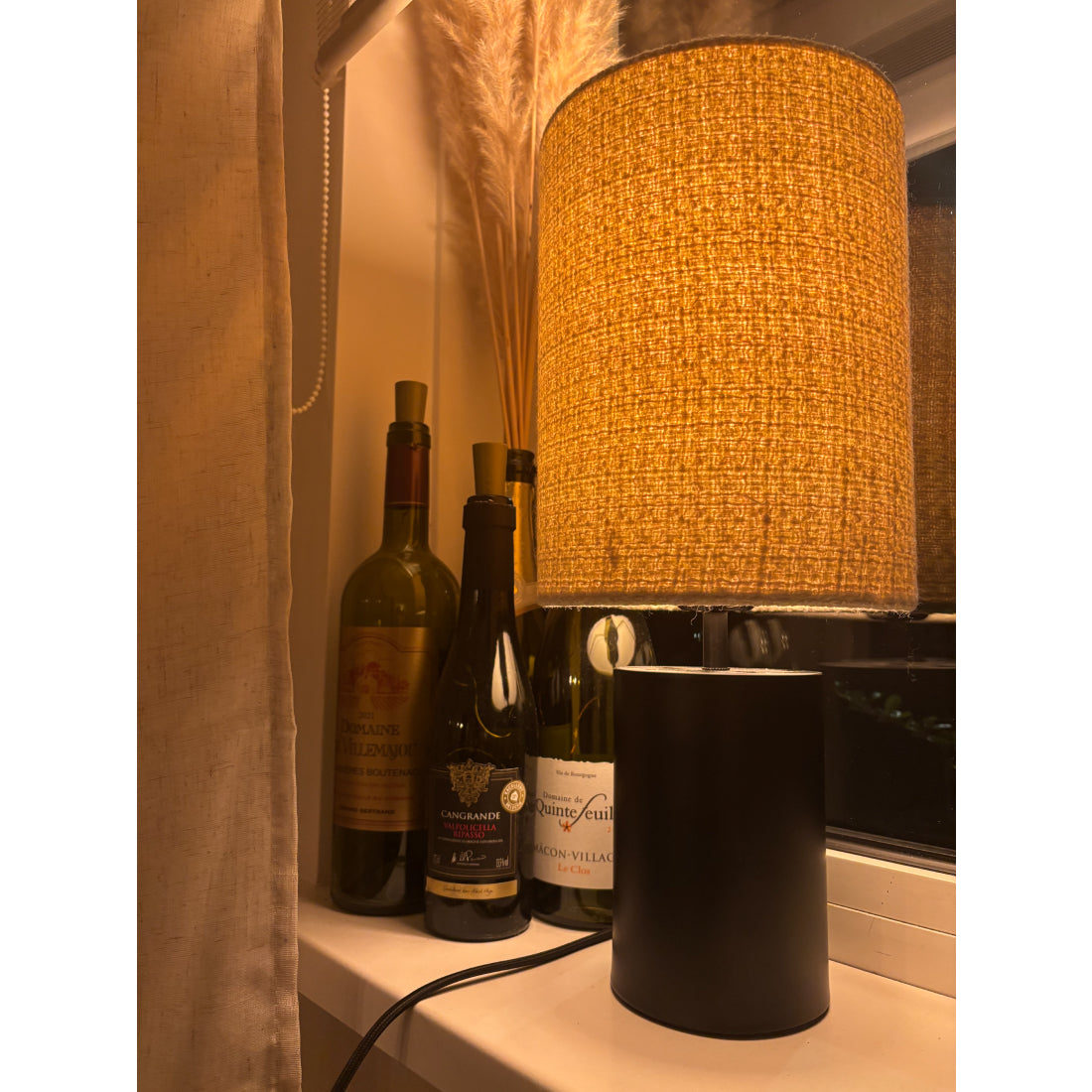 De zwarte Lagos tafellamp brengt een moderne flair in jouw interieur. Perfect voor een sfeervolle avondsetting.