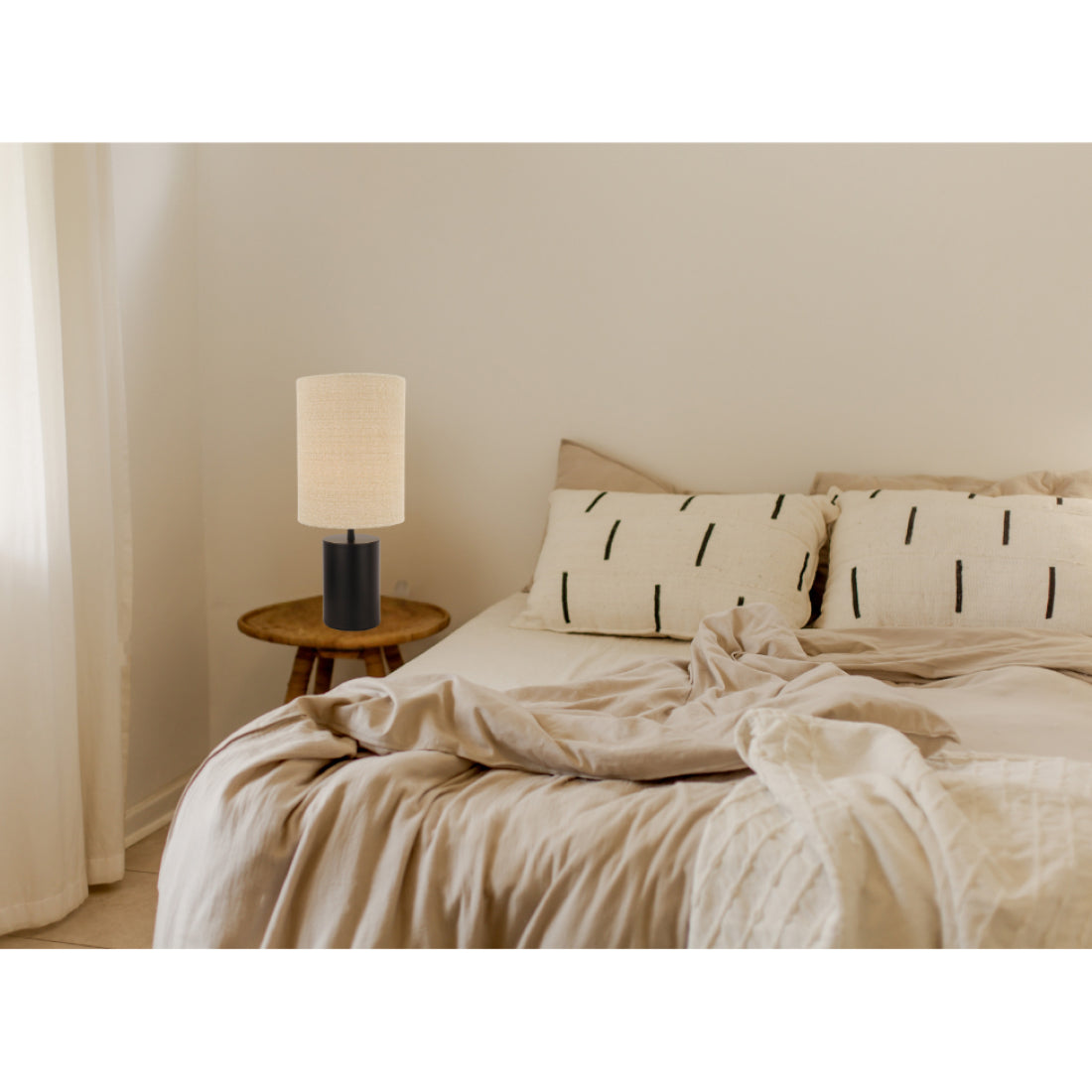 Deze zwarte tafellamp uit de Lagos-serie heeft een modern design. Perfect voor een stijlvolle touch op elke tafel.