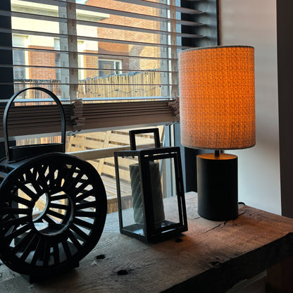 Zwart moderne tafellamp Lagos met een elegante uitstraling. Perfect voor sfeervolle verlichting op je bureau of bijzettafel.