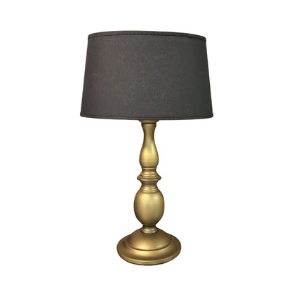 De bronzen lampenvoet in modern design voegt een luxe uitstraling toe aan je interieur. Perfect voor elke stijl.