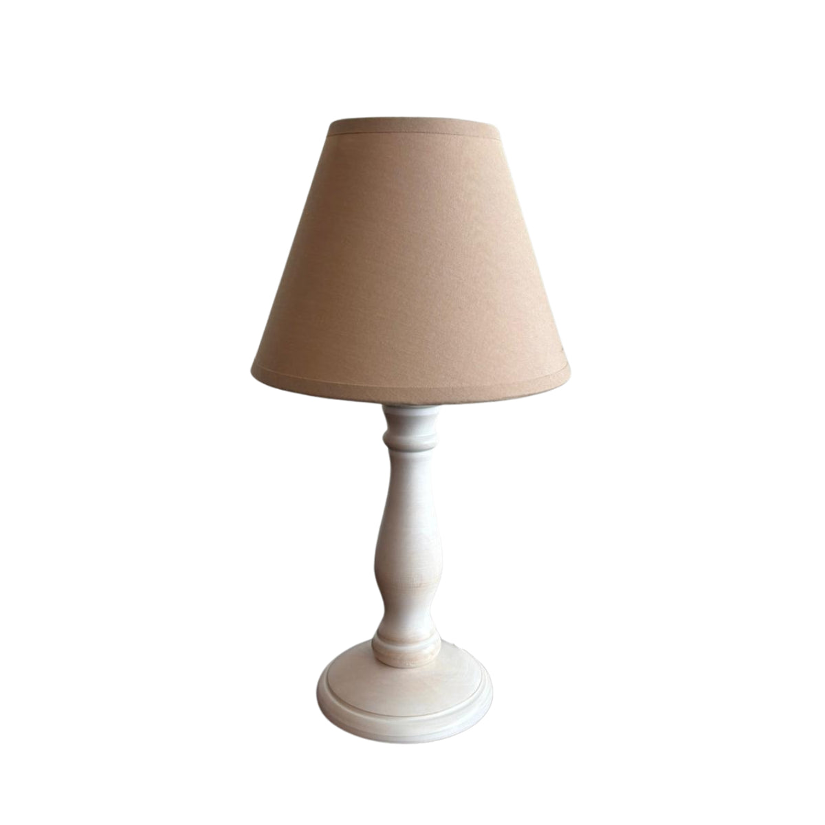 Deze moderne lampenvoet in crème geeft een warme uitstraling aan je interieur.