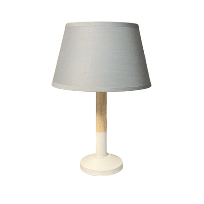 Een warme sfeer met deze Scandinavische lampenvoet in wit en lichtbruin. Perfect voor een eigentijdse inrichting.
