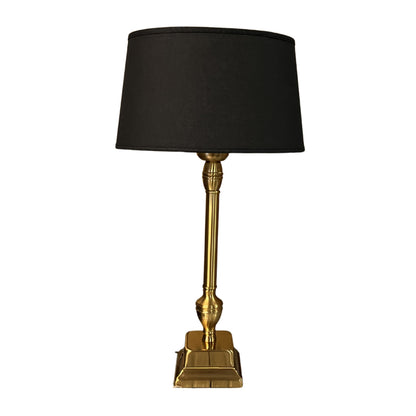 De messing lampenvoet in modern design geeft een luxe uitstraling aan elke ruimte. Perfect voor een sfeervolle inrichting.