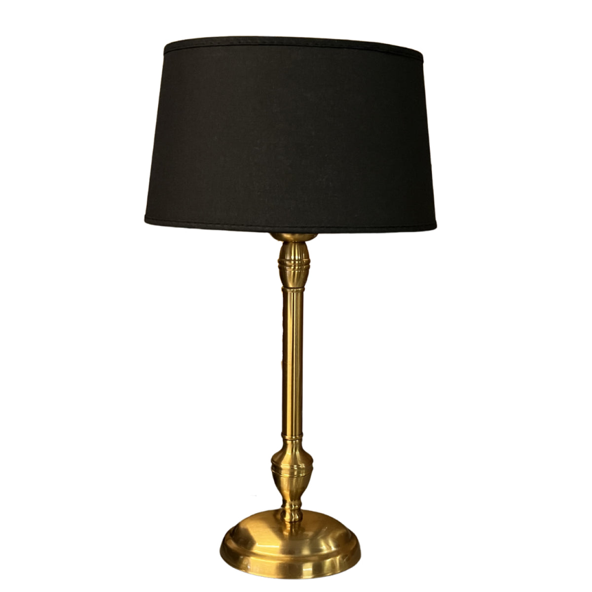 De messing lampenvoet in een sfeervolle setting voegt warmte toe aan je interieur. Perfect voor een stijlvol accent.